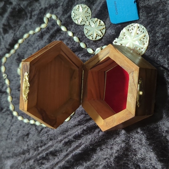 Unbranded Mother of Pearl Hand Carved Necklace, Bracelet & Earring Set Jeruselum - Picture 14 of 16